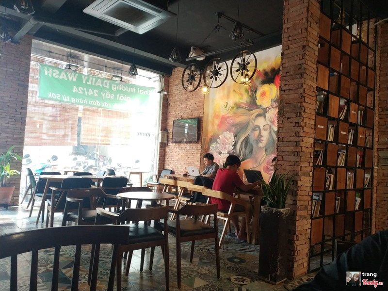 꽃 벽화와 자전거 바퀴 램프