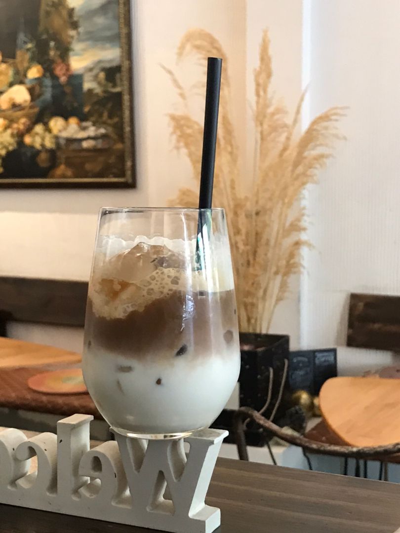 Bac xiu in the café's welcome corner