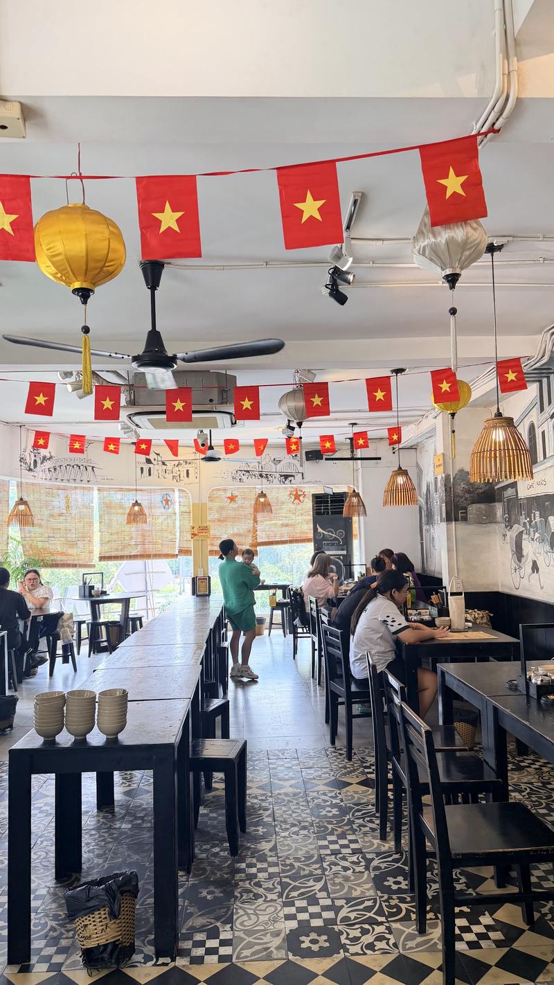 Sảnh ăn trang trí dây cờ
