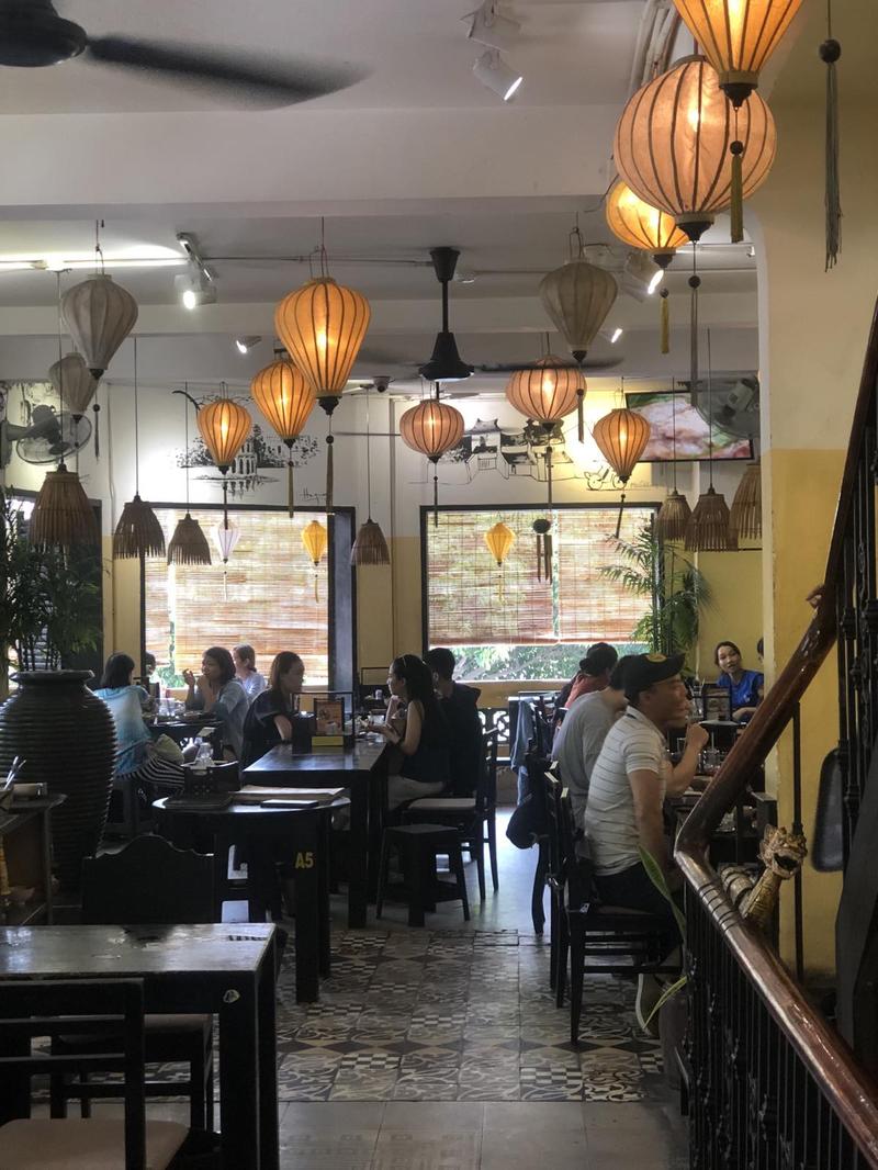 Phòng ăn với đèn lồng và cầu thang