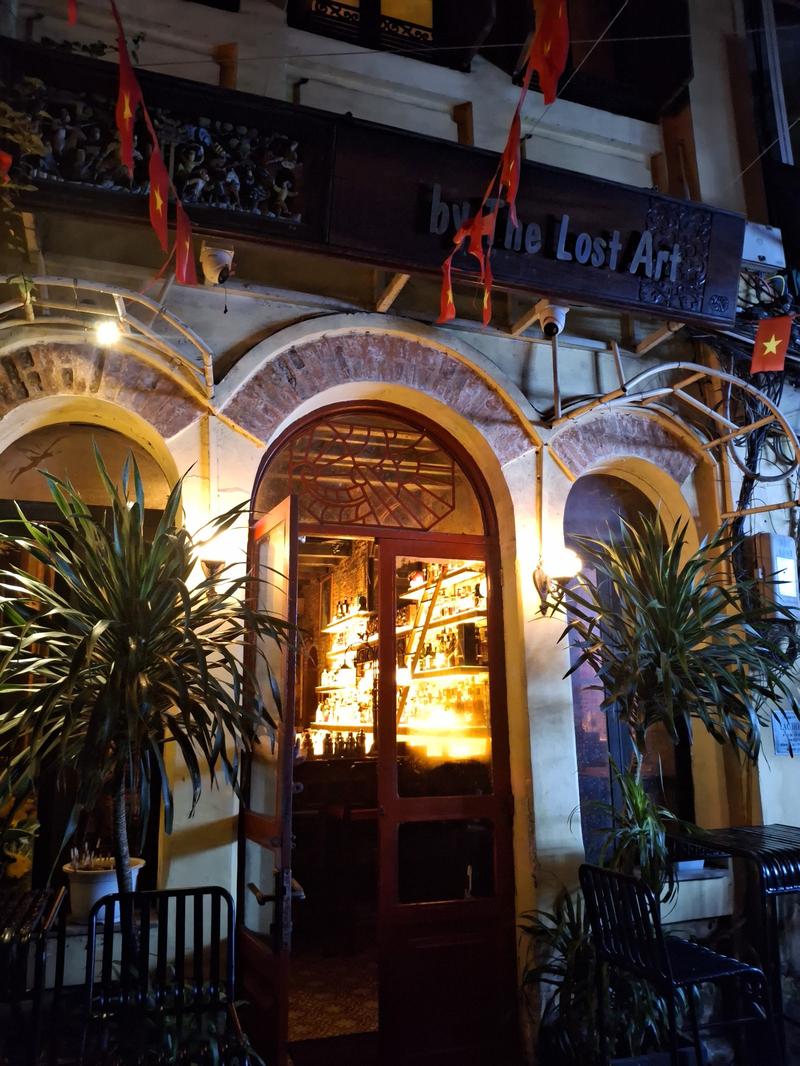 The arched entrance of Lost – Drink & Chill at night