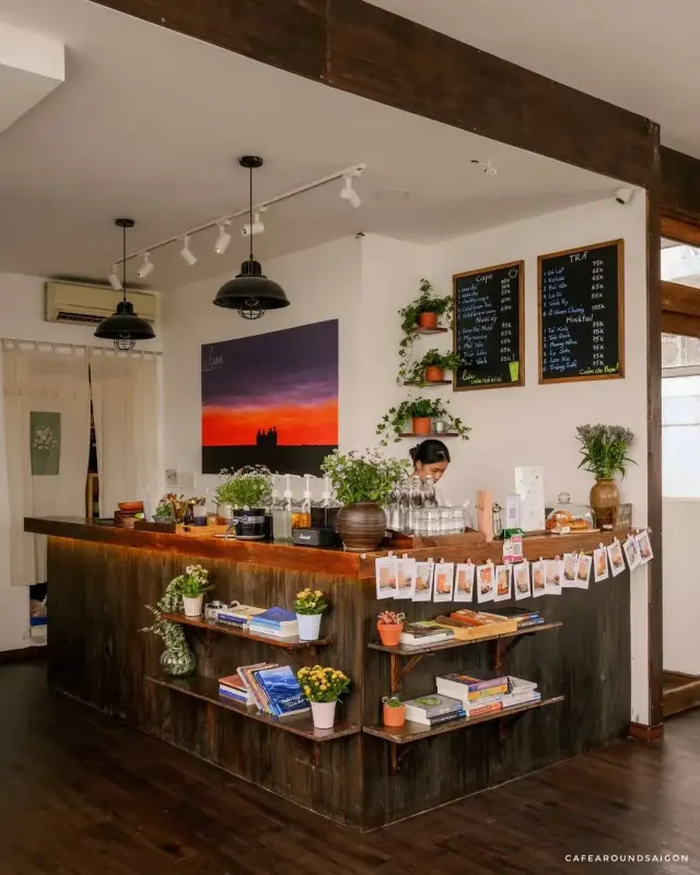 The wooden bar with bookshelves and the chalkboard menu
