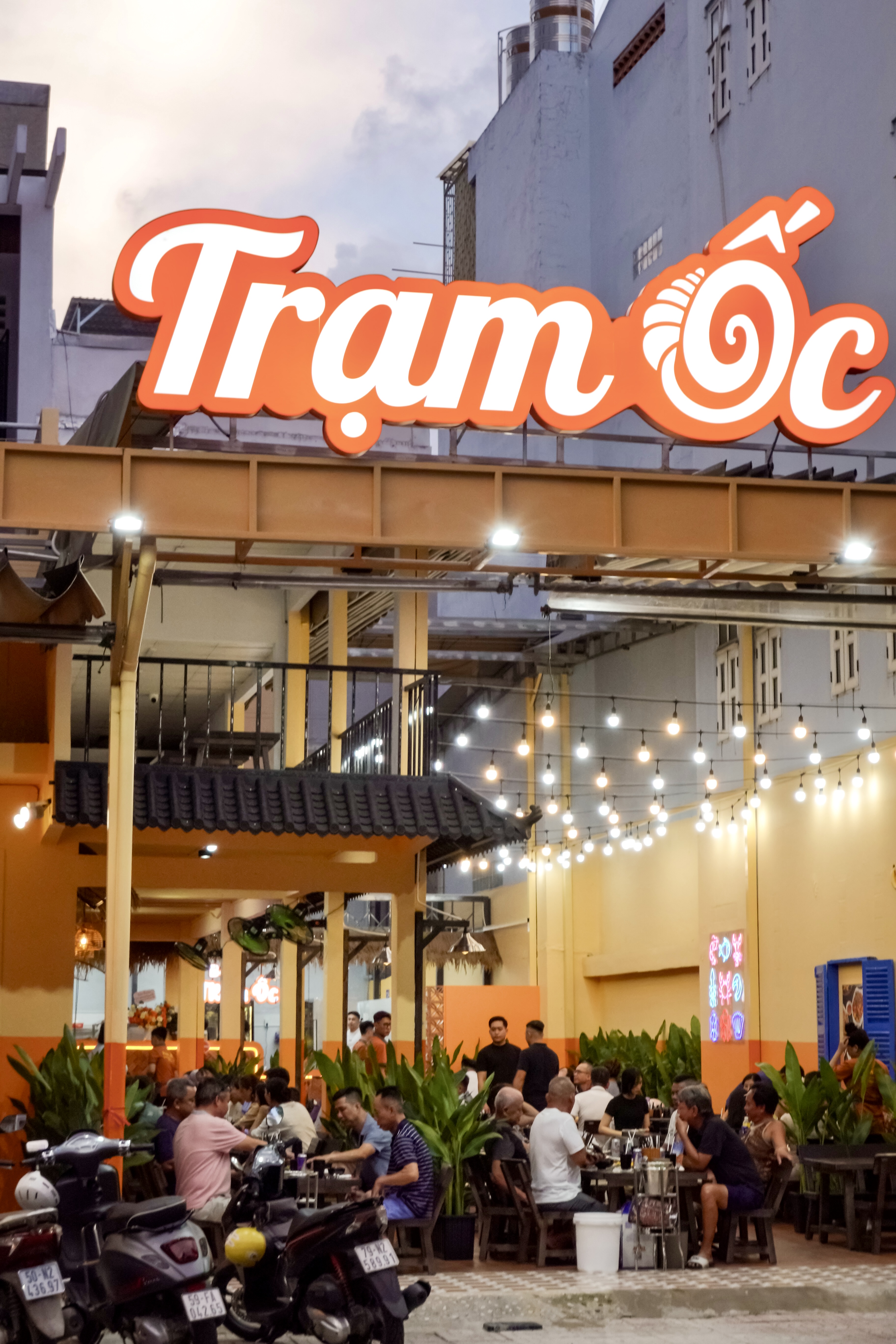 Trạm Ốc's night storefront, 300 Nguyen Thien Thuat