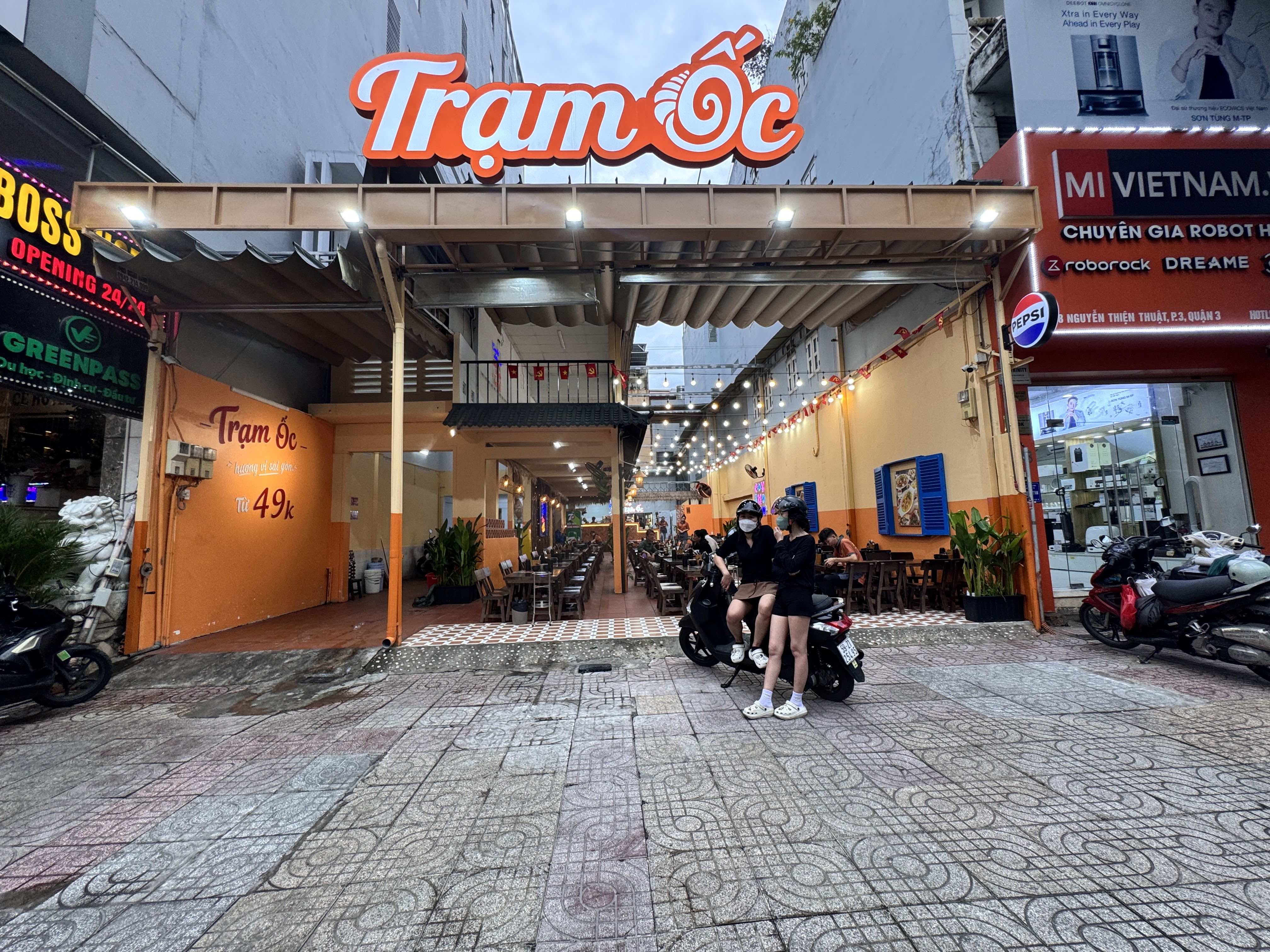 Trạm Ốc's storefront by day, 300 Nguyen Thien Thuat