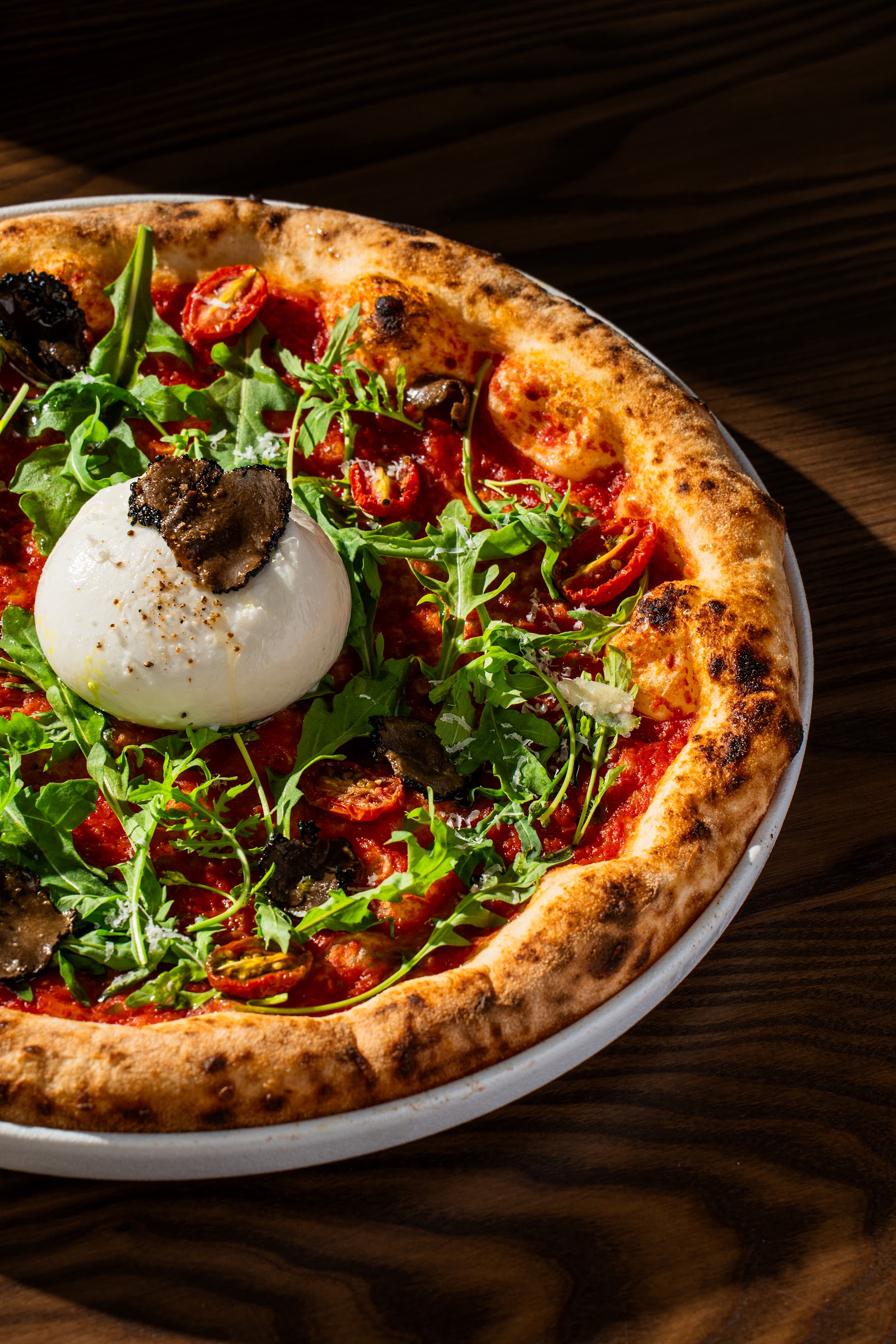Pizza nấm truffle với phô mai burrata