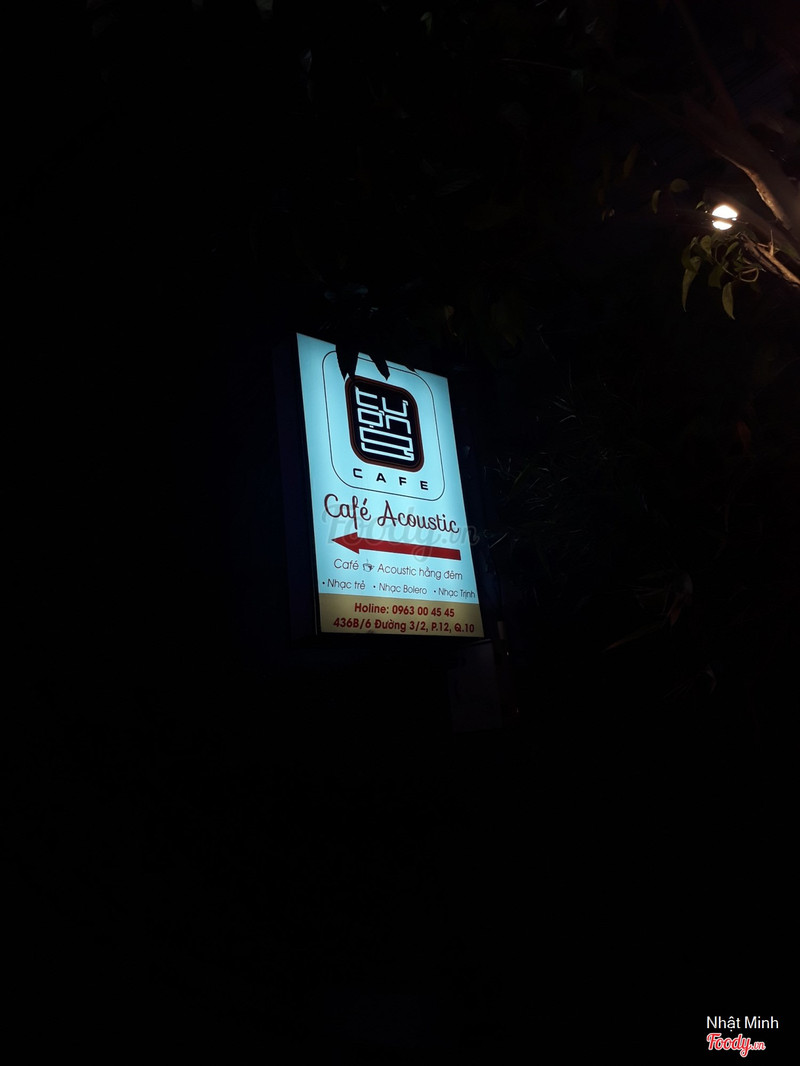 The “Café Acoustic” direction sign inside the alley