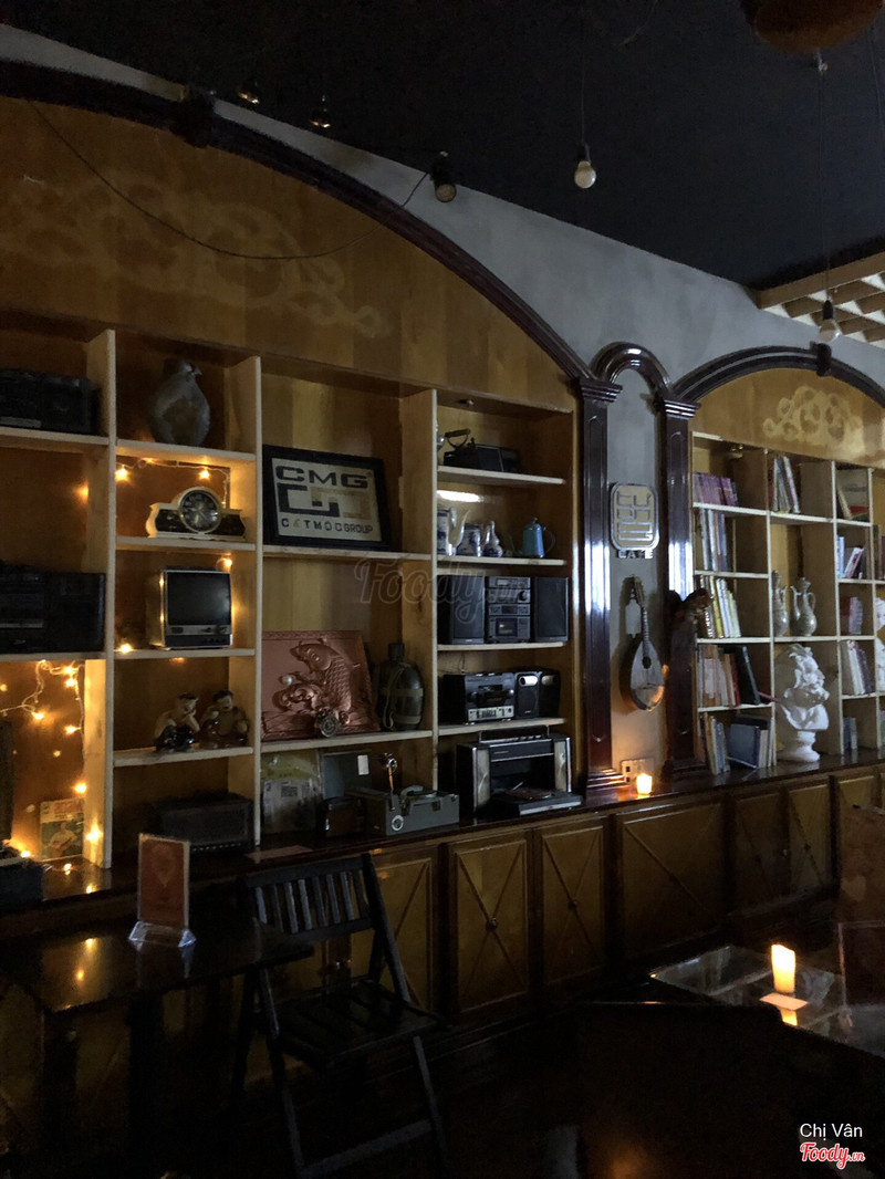 The arched wooden shelf with a vintage radio and the CMG plaque