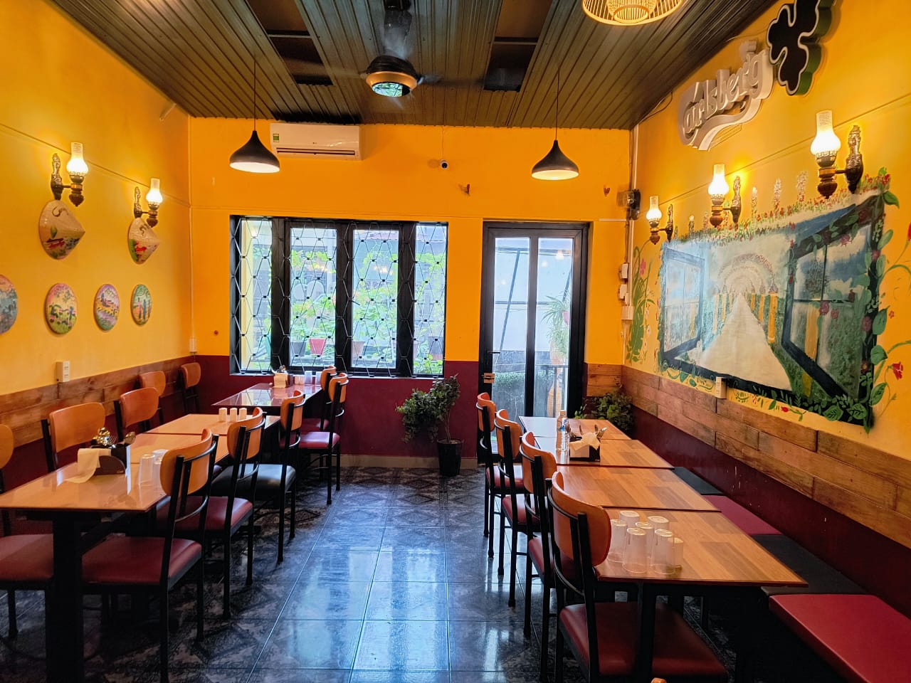 Phòng ăn tường vàng nghệ của We Desi Tadka