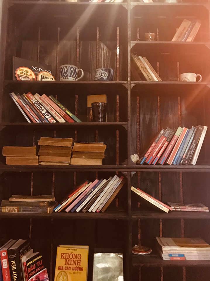 Whisfee Café vintage bookshelf
