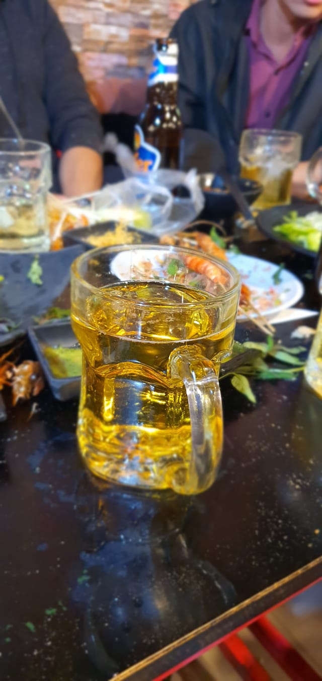 밤 테이블의 맥주잔과 꼬치 접시