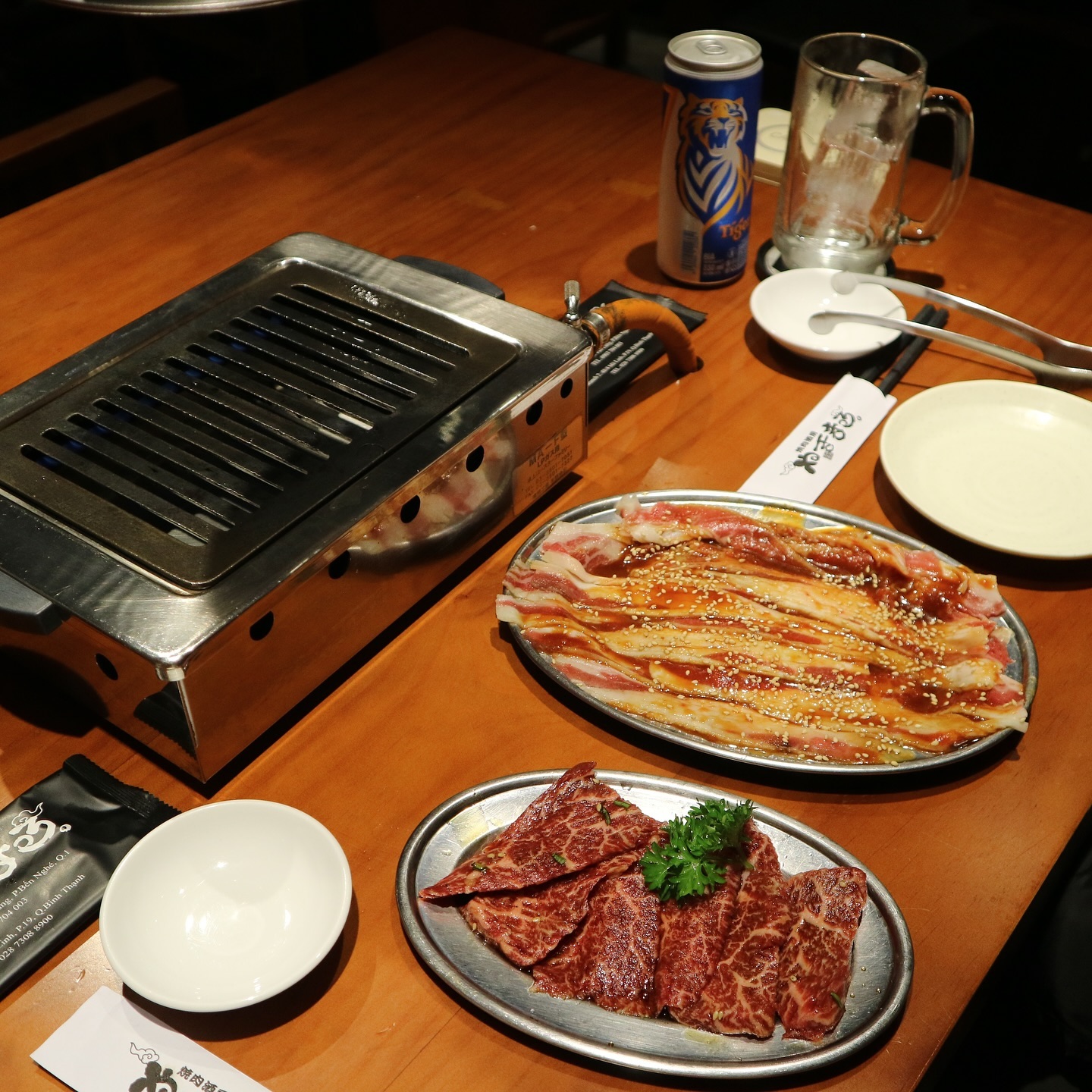 가스 그릴과 마블링 고기가 놓인 테이블
