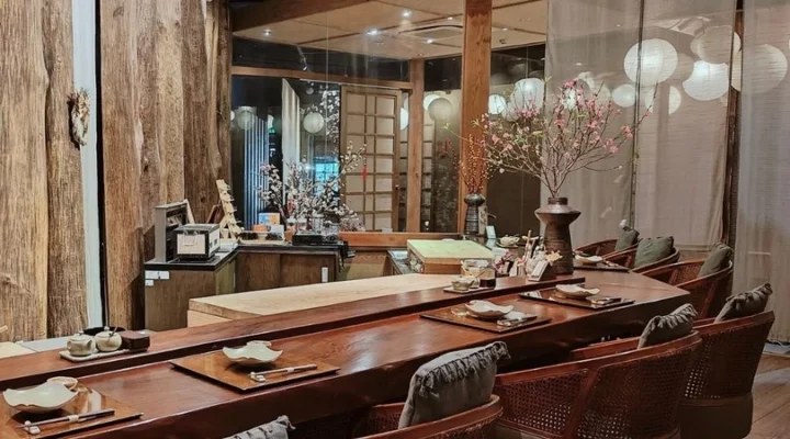 Quầy omakase gỗ tuyết tùng của Yen với bộ đồ gốm thủ công