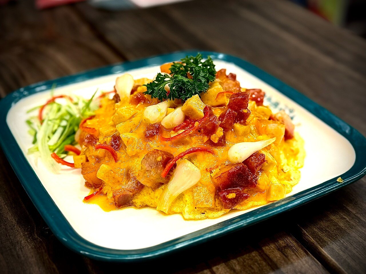 옥색 테두리 접시에 차시우 큐브와 가리비를 올린 계란 볶음