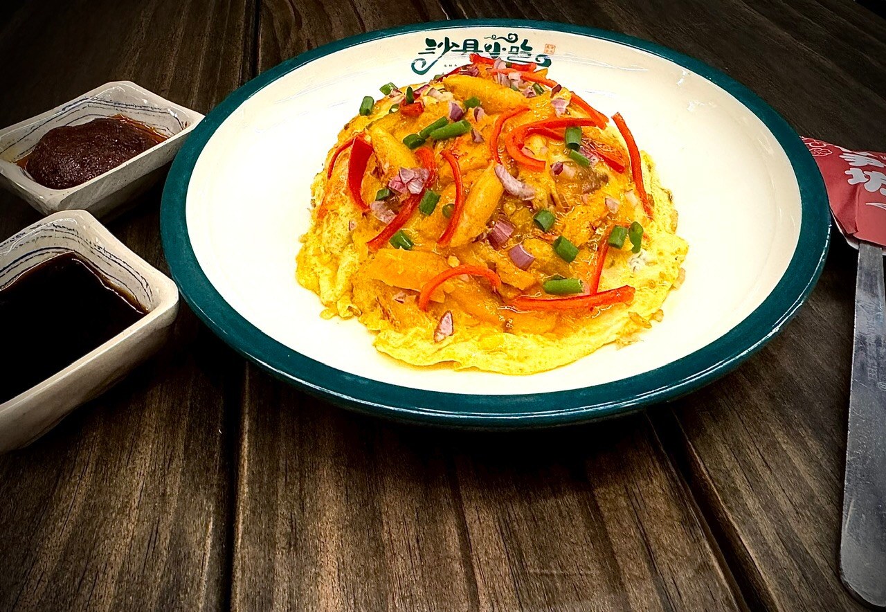 Sweet-and-sour folded egg with bell pepper and red onion