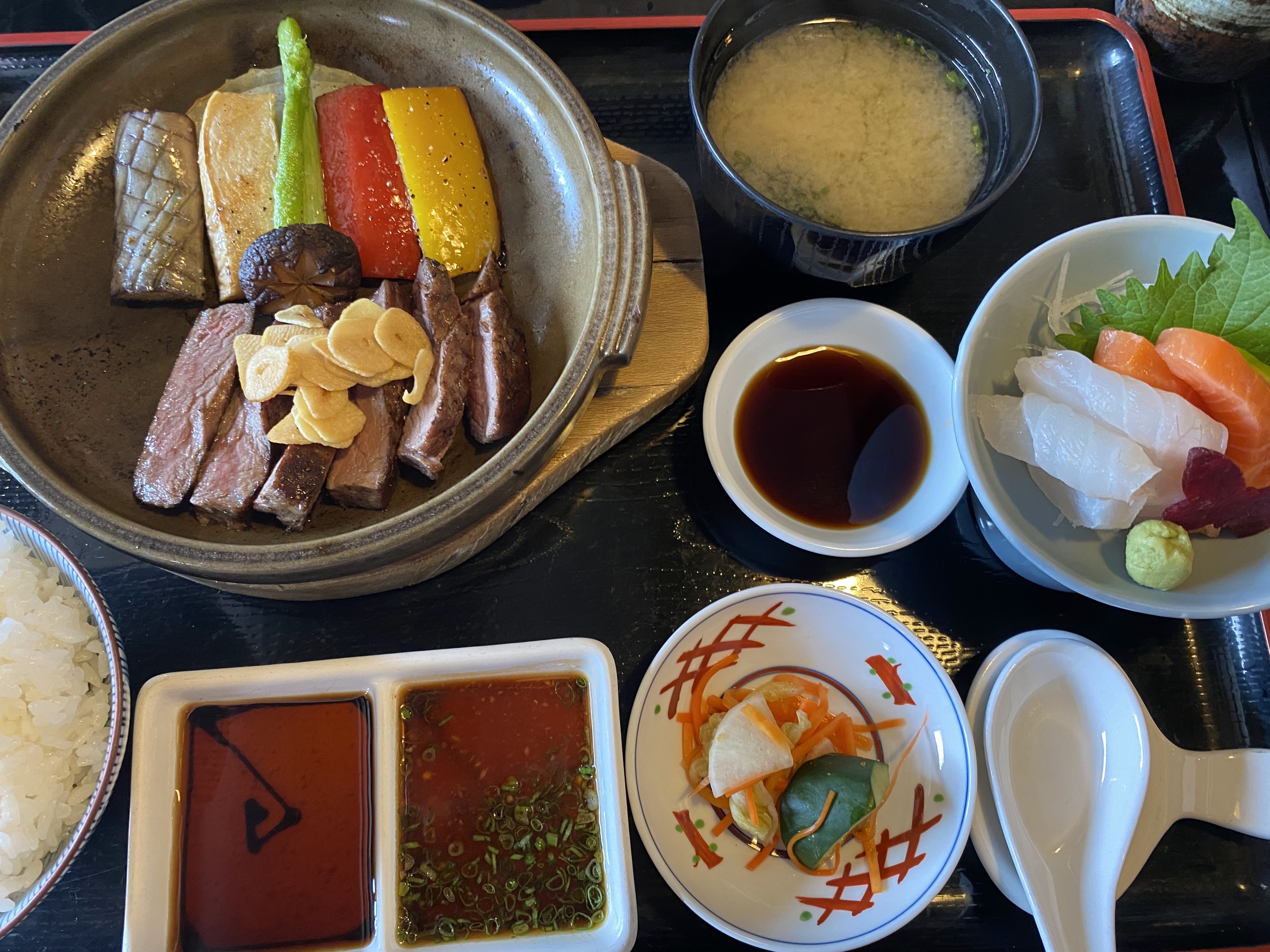 데판 스테이크 세트 — 마늘 칩 스테이크, 된장국, 사시미, 밥